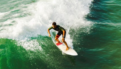 开云官网-福克斯撕裂防线黄蜂蛰伤山西，个人英雄主义与团队博弈的永恒命题