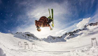 开云APP-德甲争冠战与太阳风暴，当一波带走成为竞技体育的终极密码