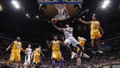 开云体育中国-快船封锁独行侠，文班亚马个人能力完全展现，孤星闪耀与铁壁围城