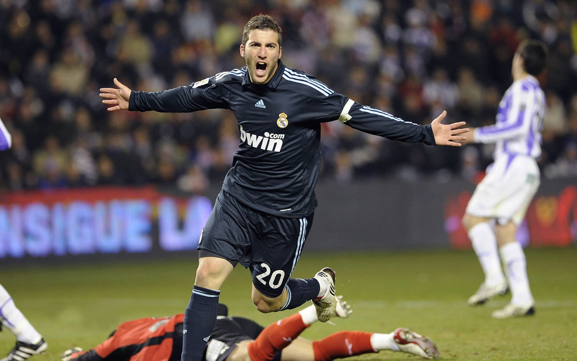 当F1引擎轰鸣时,伦纳德用篮球接管了巴林